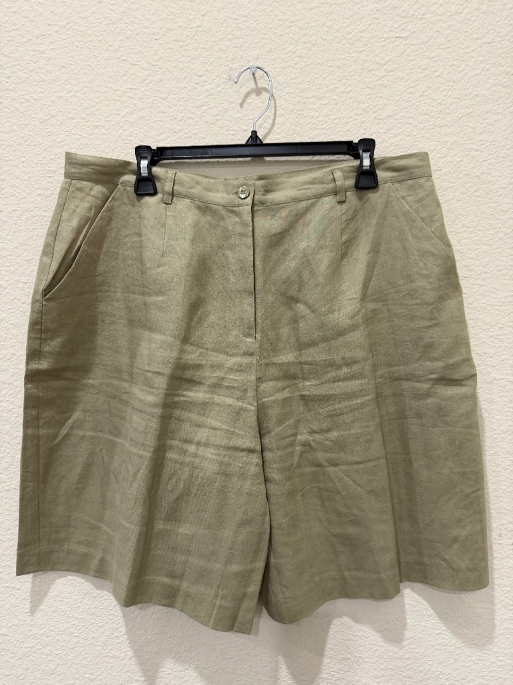 Ladies Laura Ashley 100% tan colored shorts size 14 - Like New